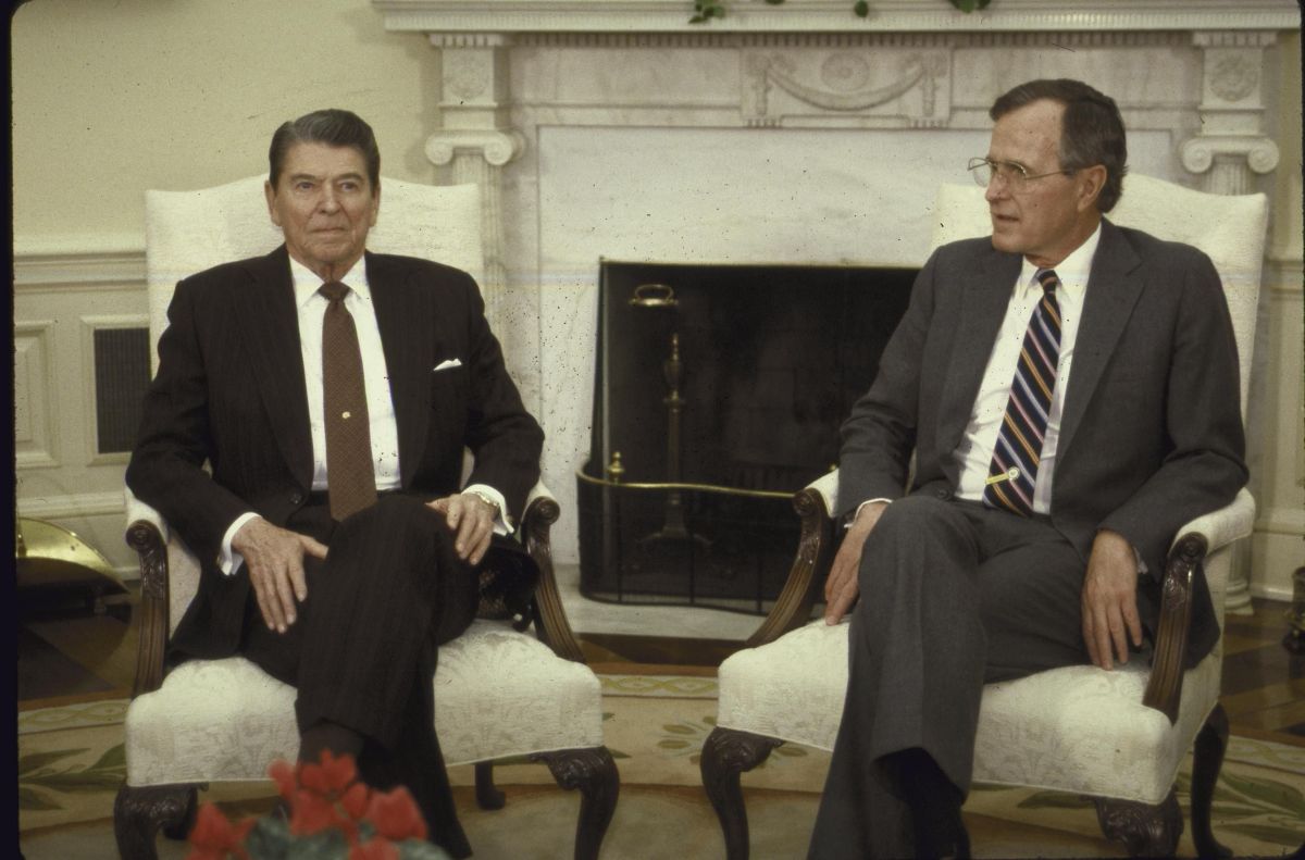 Ronald Reagan and George H.W. Bush in the Oval Office
